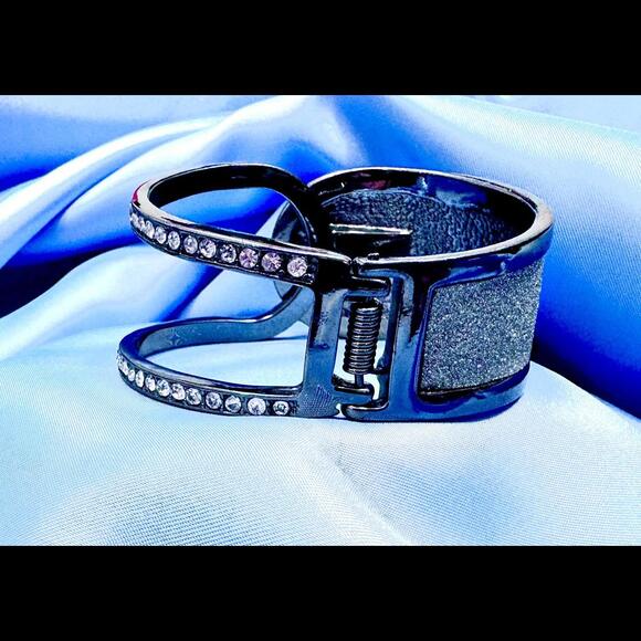 GUESS BLACK HINGED SS HALF PAVED RHINESTONE & HALF SINGLE RHINESTONE CUFF - Picture 3 of 6